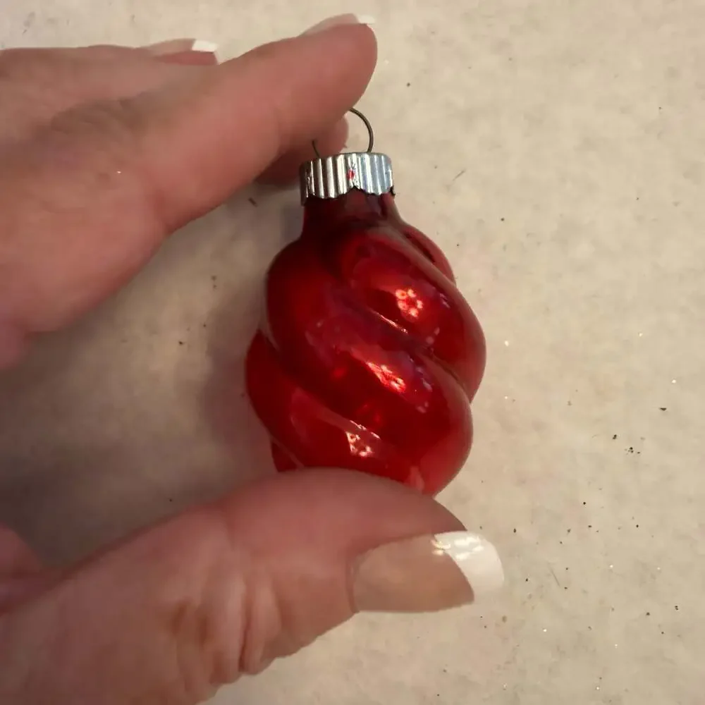 Vintage Shiny Brite Red Swirl Ribbed Mercury Glass Christmas Ornament
